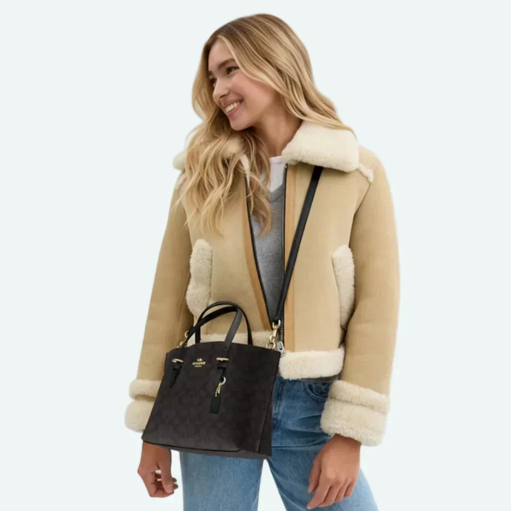 Die Mollie Tragetasche 25 aus Signature Canvas – Walnuss/Schwarz