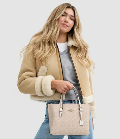 Die Mollie Tote Bag 25 aus Signature Canvas – Sand/Chalk